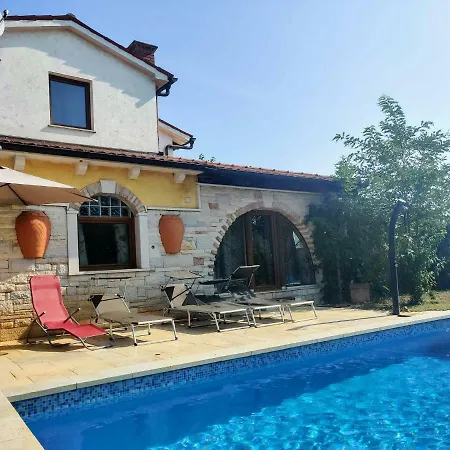 Cozy Holiday Home With Private Pool In I An Sisan