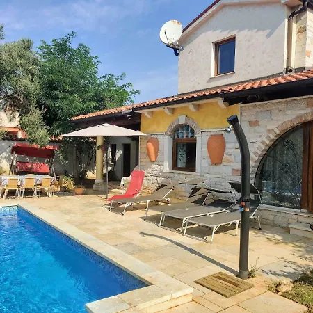 Cozy Holiday Home With Private Pool In I An Sisan