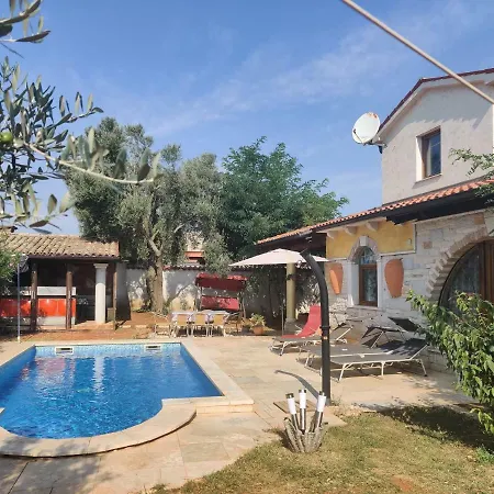 Cozy Holiday Home With Private Pool In I An Sisan